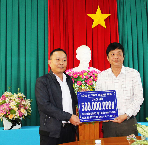 Ông Huỳnh Mộng Giang - Phó Chủ tịch UBMTTQ  Việt Nam tỉnh tiếp nhận tiền hỗ trợ từ Công ty TNHH KN Cam Ranh.