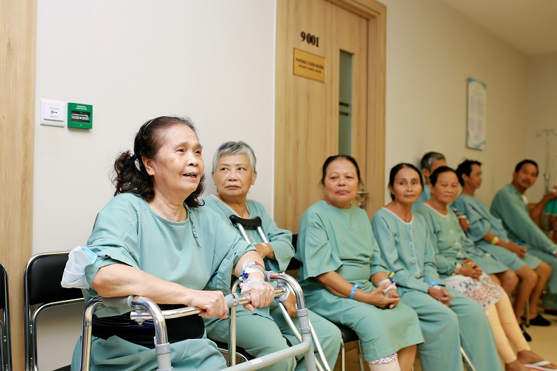 Bà Nguyễn Thị Tuyết cùng các bệnh nhân đã phẫu thuật thay khớp háng thành công tại Vinmec Đà Nẵng với niềm vui khi xuất viện.