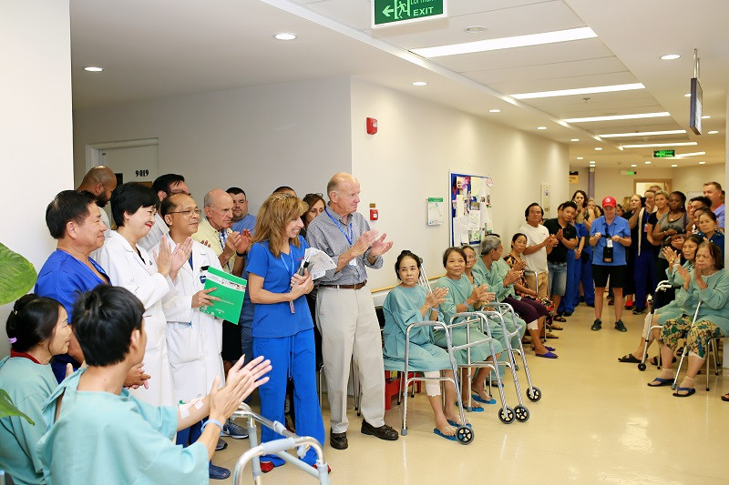 Ban lãnh đạo bệnh viện Vinmec Đà Nẵng và đoàn OW cùng giao lưu với bệnh nhân sau quá trình phẫu thuật