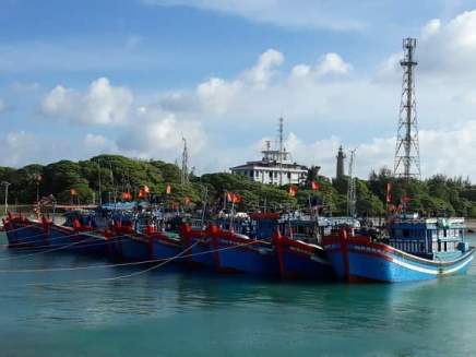 Tàu cá ngư dân vào âu tàu trú tránh.