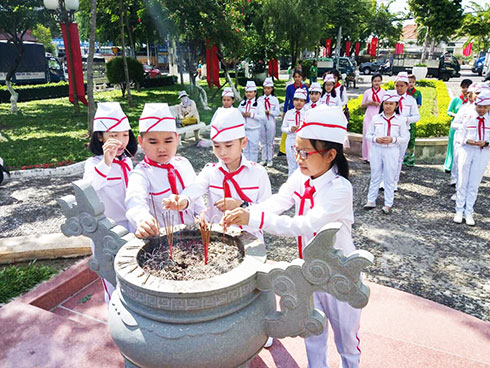 Liên đội Trường Tiểu học Phước Tiến (TP. Nha Trang) tổ chức thắp hương tưởng niệm các anh hùng liệt sĩ tại Công viên 23-10.