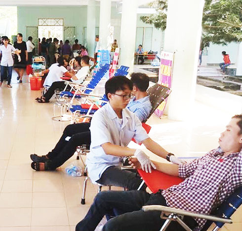 Hơn 300 người tham gia hiến máu tình nguyện