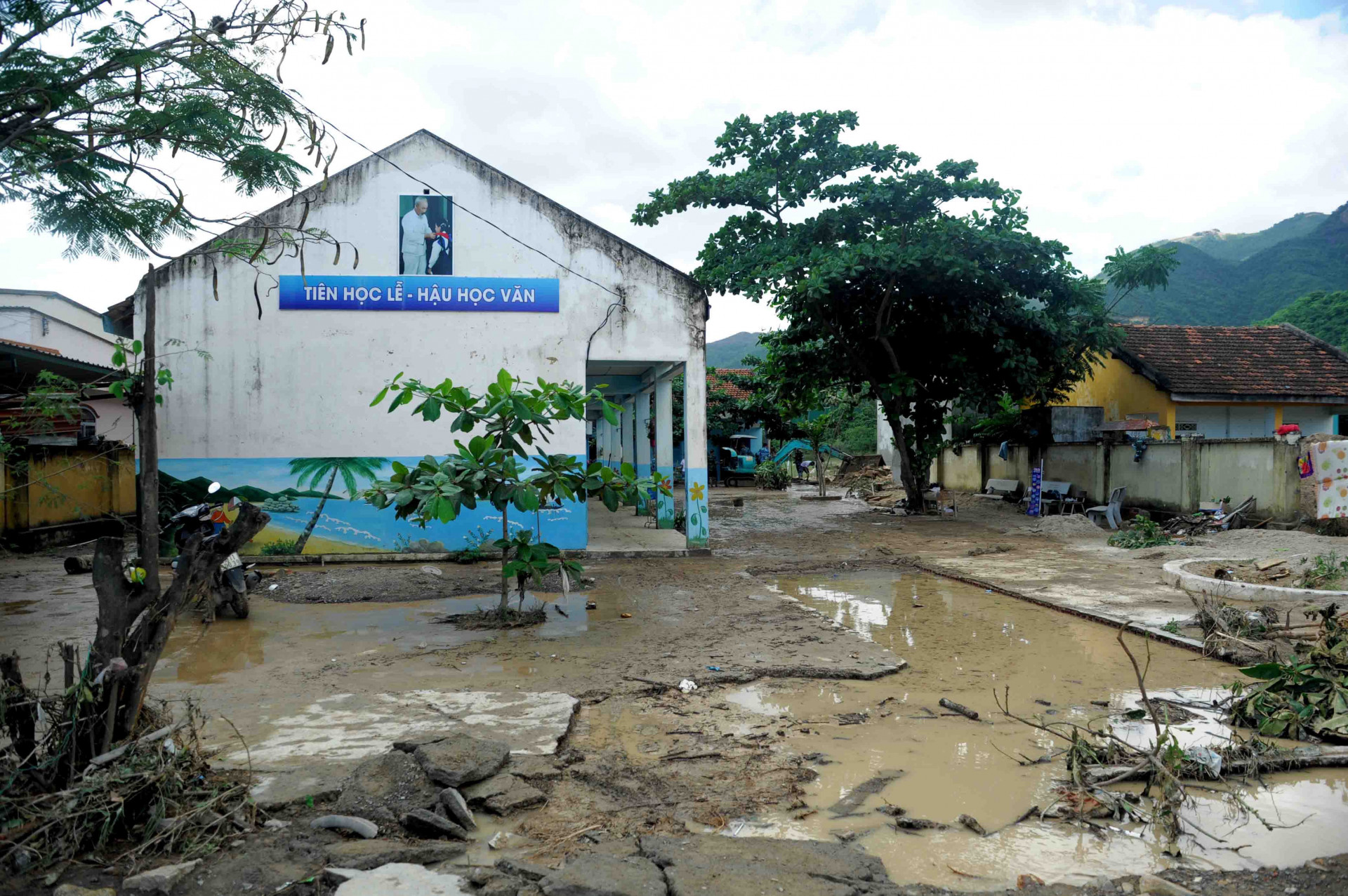Trường Tiểu học Phước Đồng (Nha Trang) sau trận mưa lớn ngày 18-11. 
