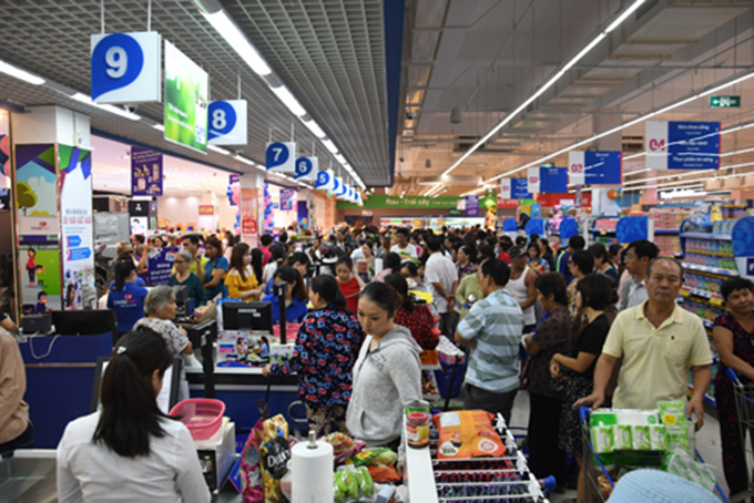 Rất đông người mua hàng tại siêu thị Co.opmart  Nha Trang vào chiều 22-11.