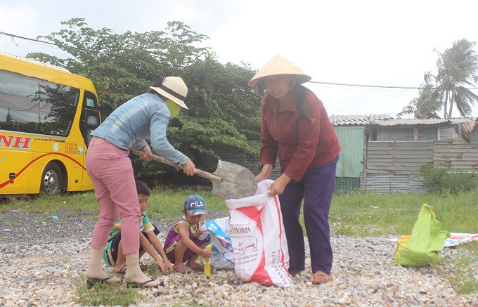 Xúc đât đá đóng thành bao để chằng chống mái nhà.