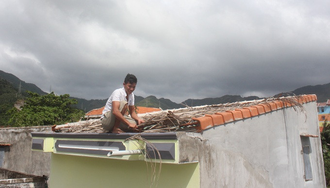 Gia cố lại mái nhà.