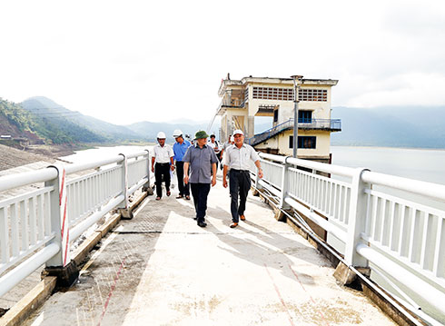 Cơ quan chức năng kiểm tra an toàn hồ chứa nước Đá Bàn. 