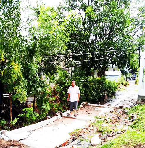 Một mảng tường lớn của Phòng khám Đa khoa Cam An Nam  bị sập sau đợt mưa lớn ngày 18-11.