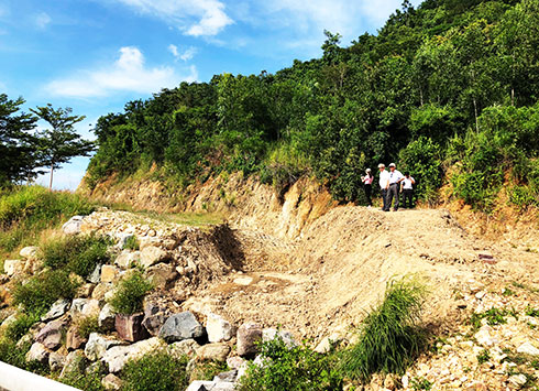 Đoàn kiểm tra tại đập đắp ngăn dòng nước chảy xuống khu dân cư tại dự án Khu nhà ở cao cấp Hoàng Phú.