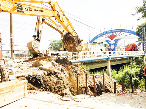 Thi công hệ thống thoát nước trên Quốc lộ 1C.