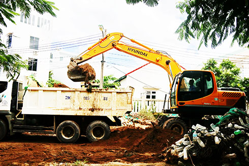 Công ty Môi trường Đô thị Nha Trang huy động phương tiện để dọn dẹp bùn, đất đá các tuyến đường tại Hòn Rớ.