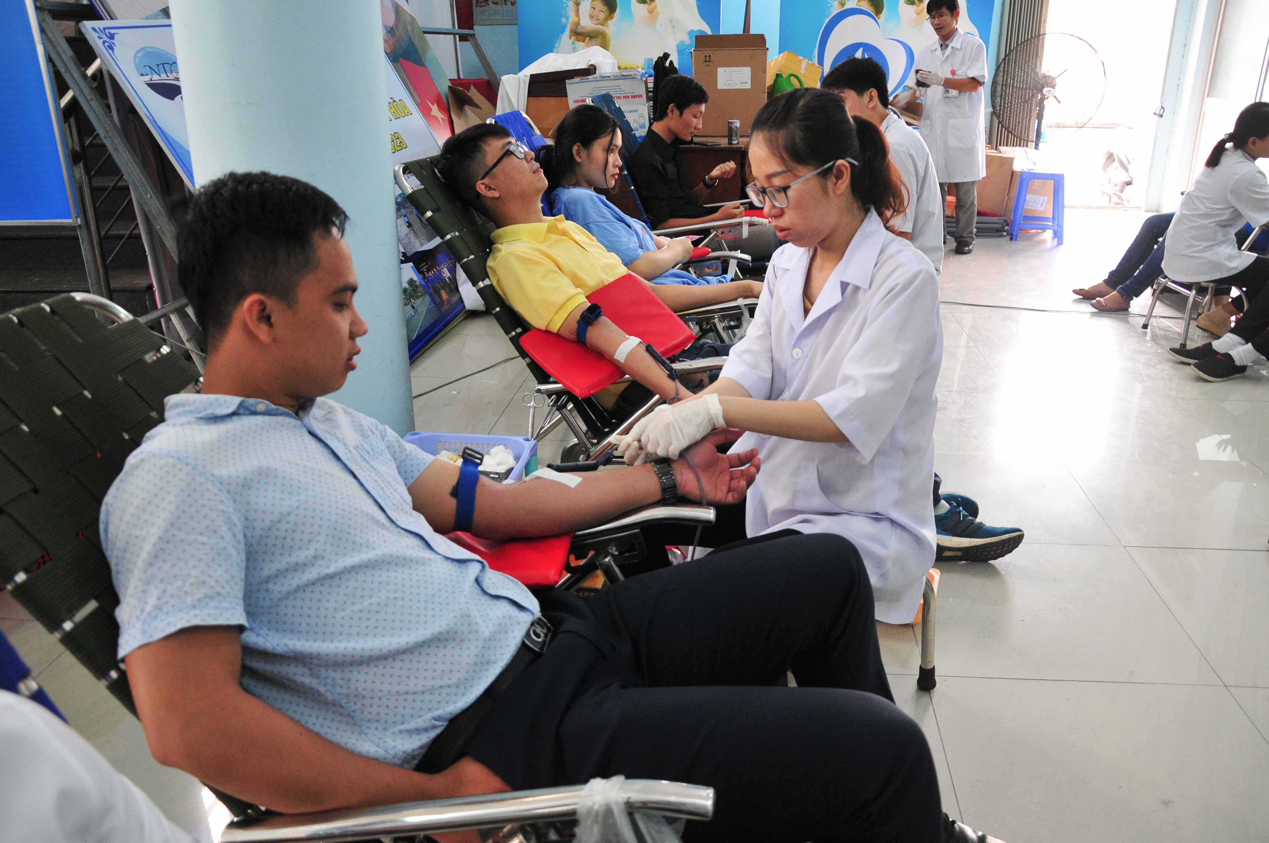 Các đoàn viên, thanh niên hiến máu nhân đạo