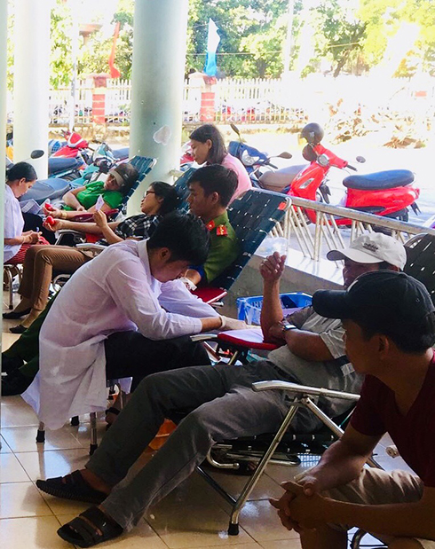 Người dân thị xã Ninh Hoà tham gia hiến máu tình nguyện 
