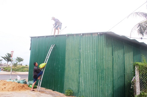 Người dân xã Vạn Lương, huyện Vạn Ninh chằng chống nhà cửa.