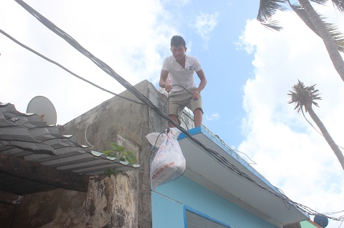 Người dân xã Đại Lãnh chằng chống nhà cửa.