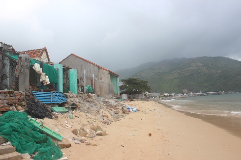 Hầu hết nhà dân sát biển ở Đại Lãnh đã được di dời về nơi an toàn.