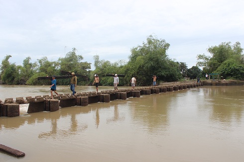 Hồ Hoa Sơn xả điều tiết khiến nước sông Tô Giang (xã Vạn Long) đang dâng cao.