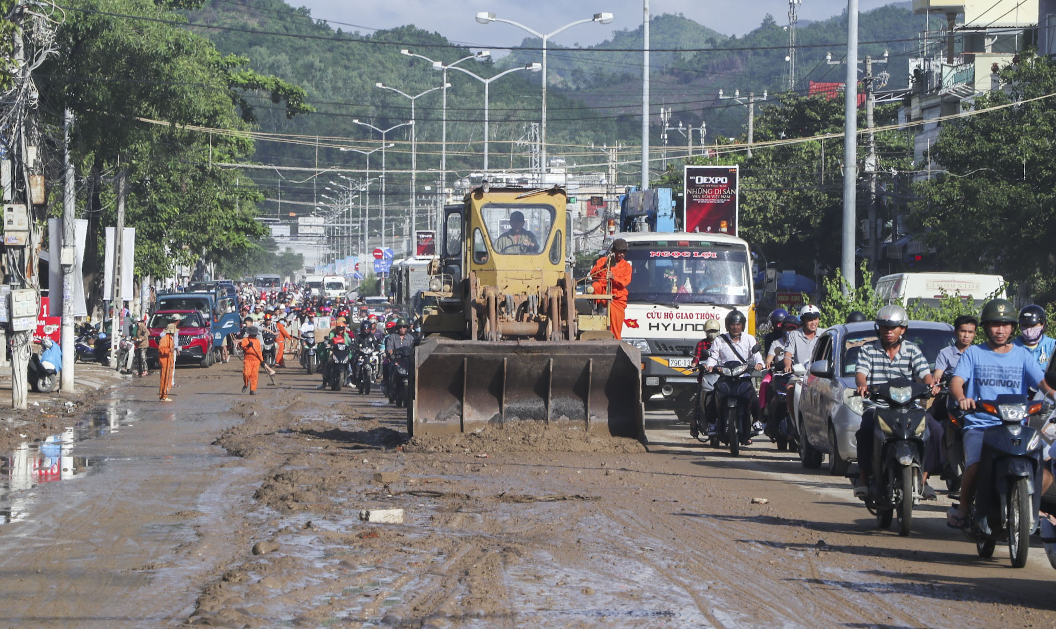 Lực lượng bảo trì đường bộ dọn dẹp bùn đất trên Quốc lộ 1C 