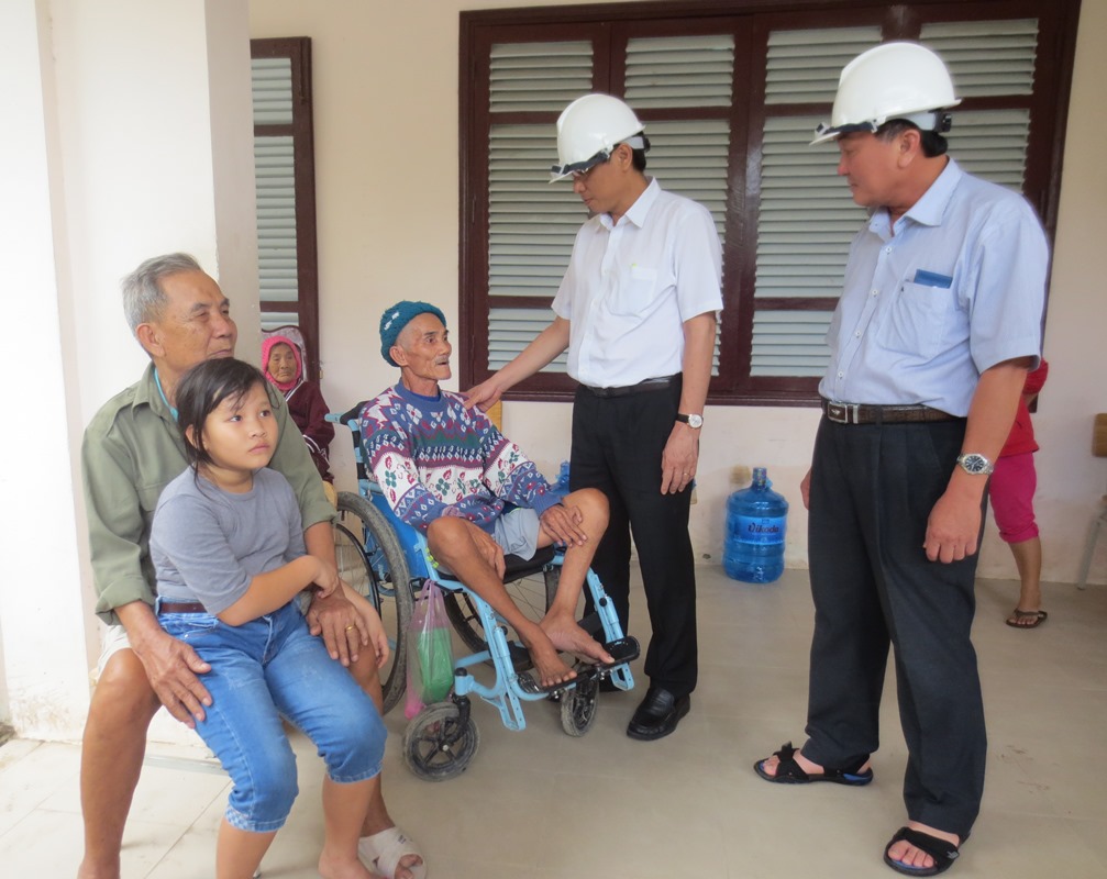 Đồng chí Lê Đức Vinh thăm và động viên người dân sơ tán tại Trường THCS Trần Hưng Đạo