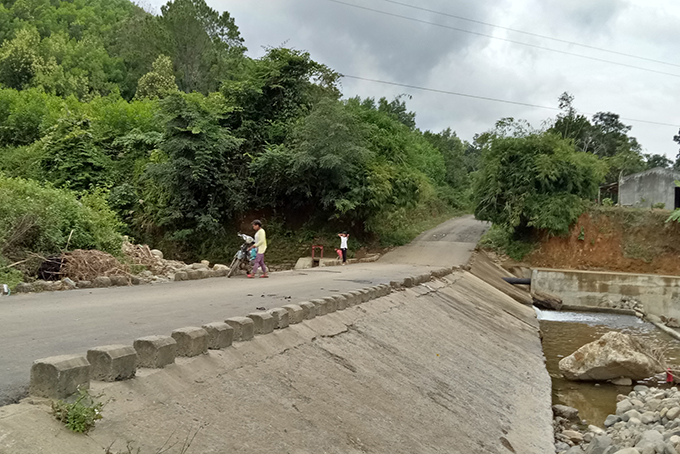 Cầu tràn ở thôn Tà Lương (thị trấn Tô Hạp) - một trong những điểm xung yếu ở huyện Khánh Sơn