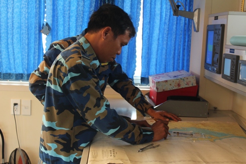 Cán bộ trực đài canh theo dõi sát sao thông tin về cơn bão để kịp thời thông báo, hướng dẫn cho ngư dân trên biển.