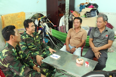 Tuyên truyền cho ngư dân không ra khơi khi ngư trường đang có bão.