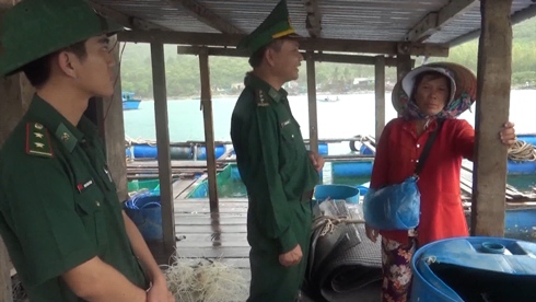 Vận động người dân rời bè nuôi trồng thủy sản vào bờ  để đảm bảo an toàn.