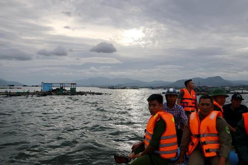  Lực lượng chức năng Cam Ranh ra vịnh vận động người dân vào bờ.