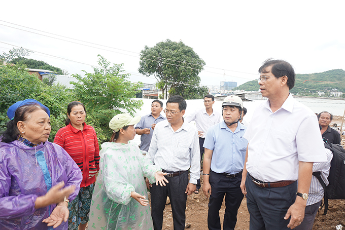 Ông Nguyễn Tấn Tuân (bìa phải) kiểm tra tại khu vực xóm Mũi, thôn Thành Đạt.