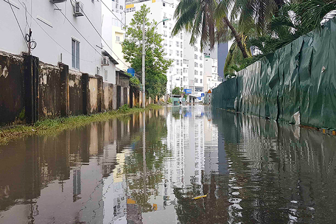 Đường tránh vào sân bay Nha Trang bị ngập nặng