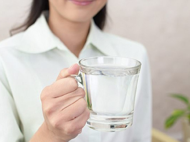 Uống nước quá nhiều có thể gây ngộ độc nước SHUTTERSTOCK