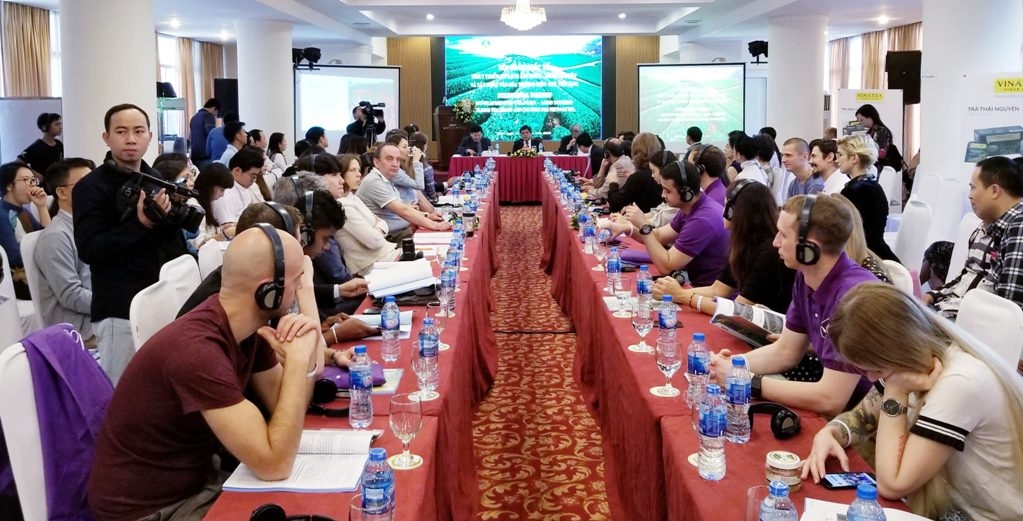 Gần 100 nghệ nhân, quan khách đại diện các quốc gia tham dự Hội thảo quốc tế “Phát triển du lịch ẩm thực - Nông nghiệp và xây dựng thương hiệu văn hóa chè Việt Nam”.