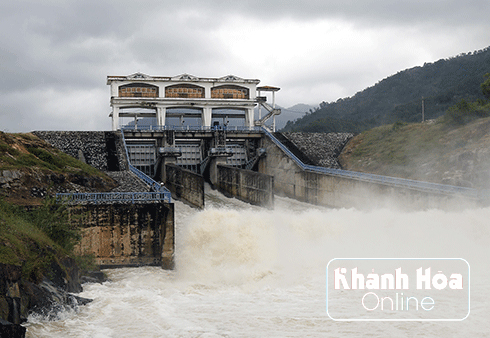 Đến tối 23-11, có 7 hồ chứa thủy lợi đang xả điều tiết lũ