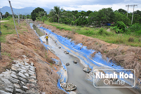 Kênh chính nam qua địa bàn Cam Lâm có nguy cơ bị vỡ