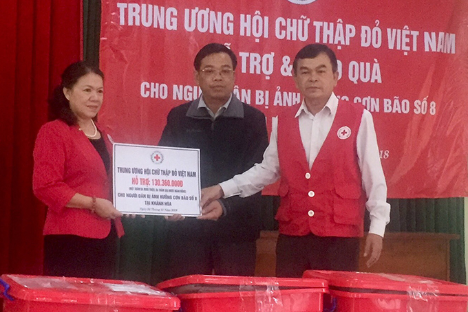 Lãnh đạo TP. Nha Trang nhận quà hỗ trợ từ Trung ương Hội Chữ thập đỏ