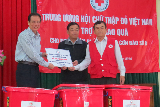 Lãnh đạo TP.Nha Trang nhận quà hỗ trợ từ Trung tâm An sinh xã hội Chữ thập đỏ Việt Nam 