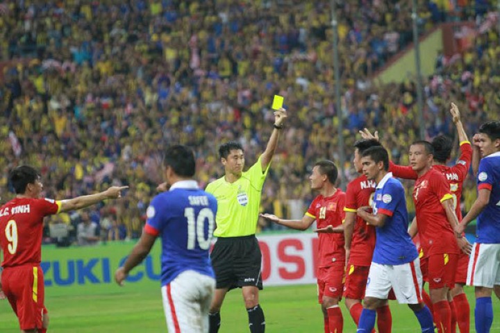 Trọng tài Ma Ning thổi phạt đền Việt Nam ở trận bán kết lượt đi với Malaysia tại AFF Cup 2014. Ảnh: Lâm Thỏa.