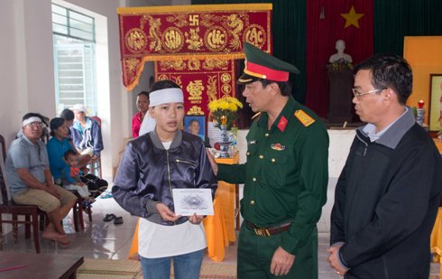 Bộ Chỉ huy Quân sự tỉnh Khánh Hòa thăm, hỗ trợ các gia đình có người chết do sạt lở