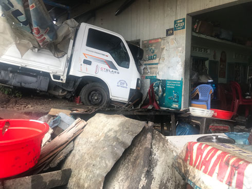 Mất lái, xe tải đâm sập quán bánh ướt