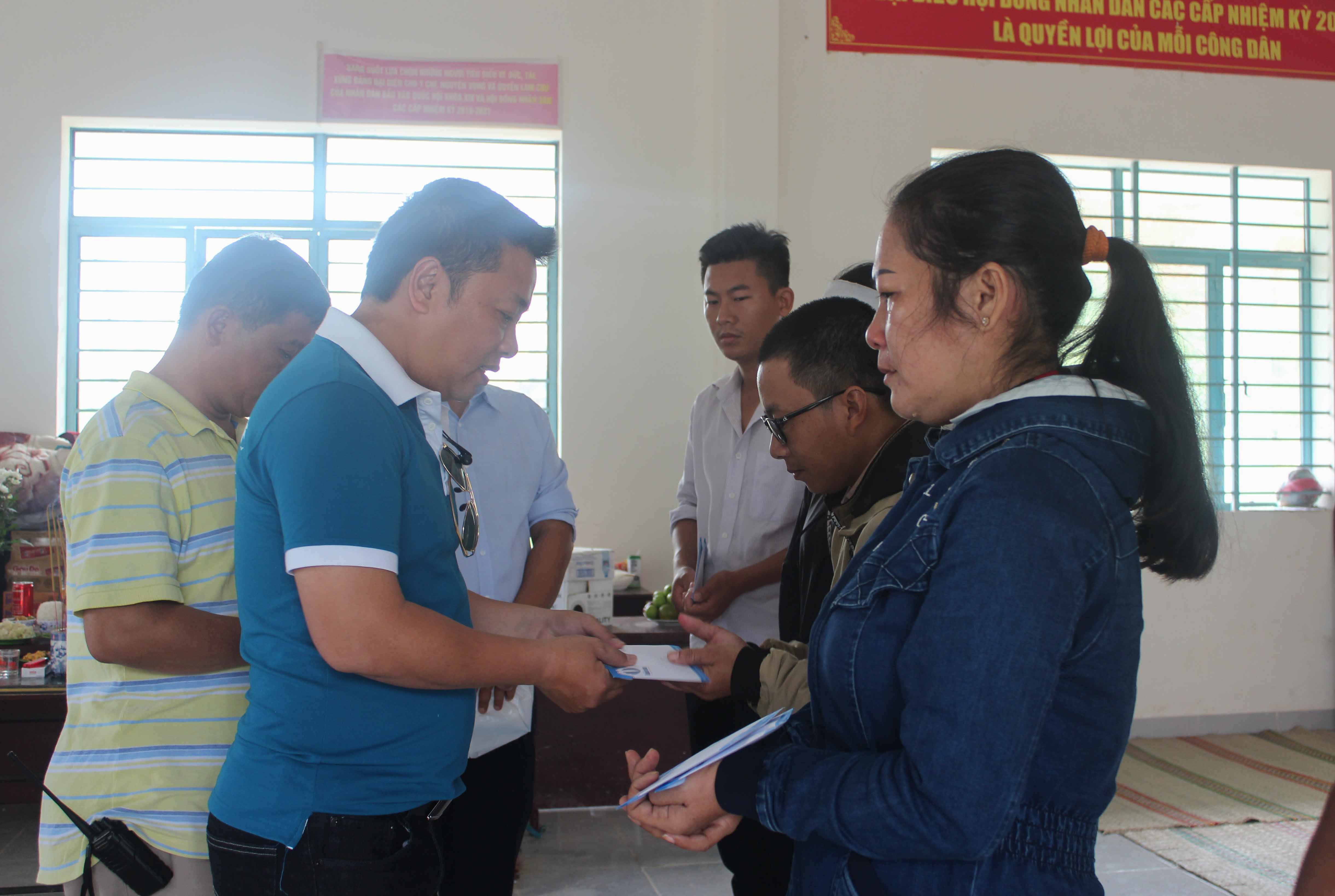 Thăm hỏi và trao tiền cho gia đình 9 nạn nhân xã tại xã Phước Đồng