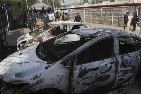 Hiện trường vụ tấn công ở lãnh sự quán Trung Quốc tại Karachi. Ảnh: AP