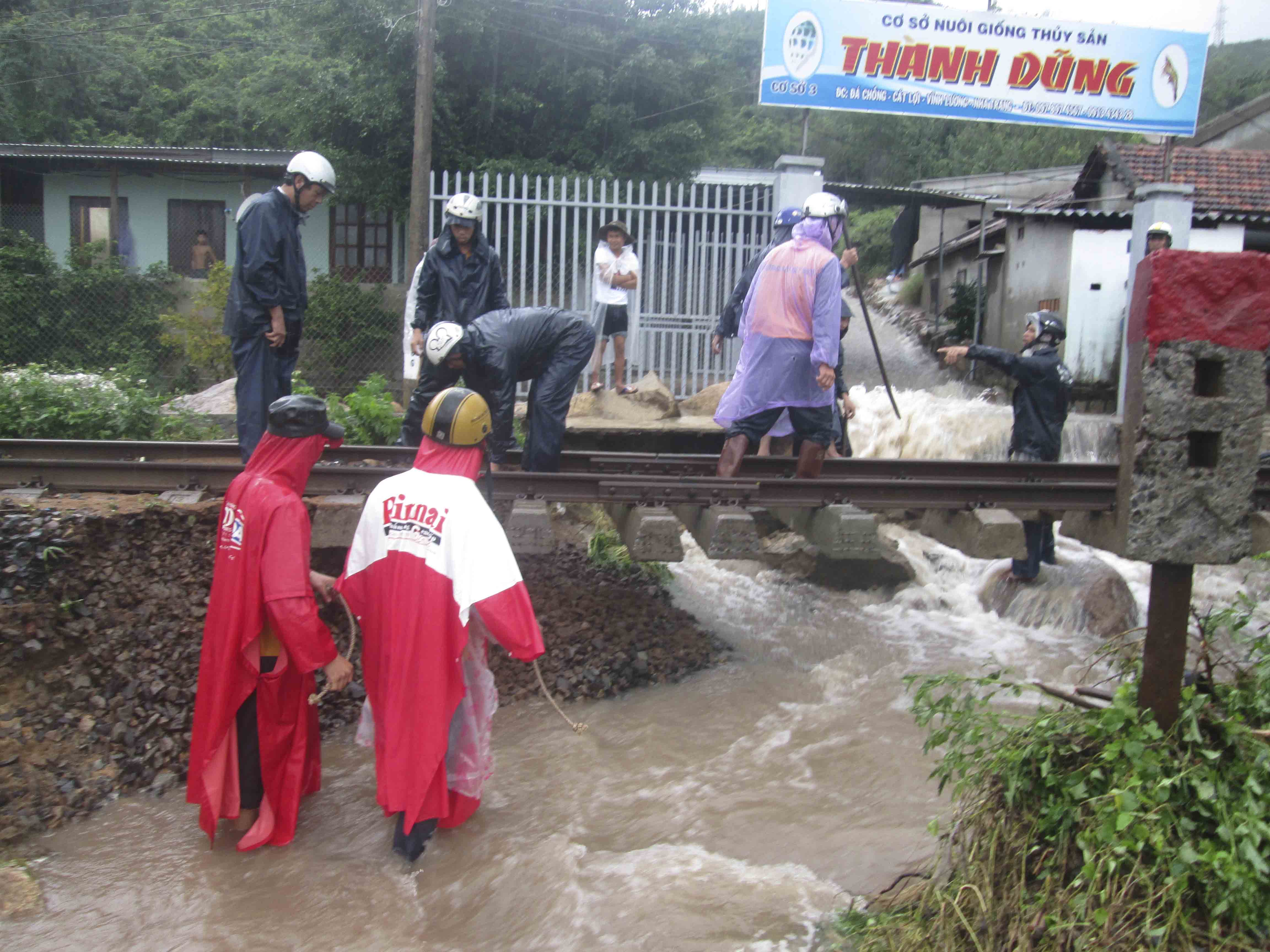 Hàng nghìn khách đi tàu bị kẹt do mưa lũ