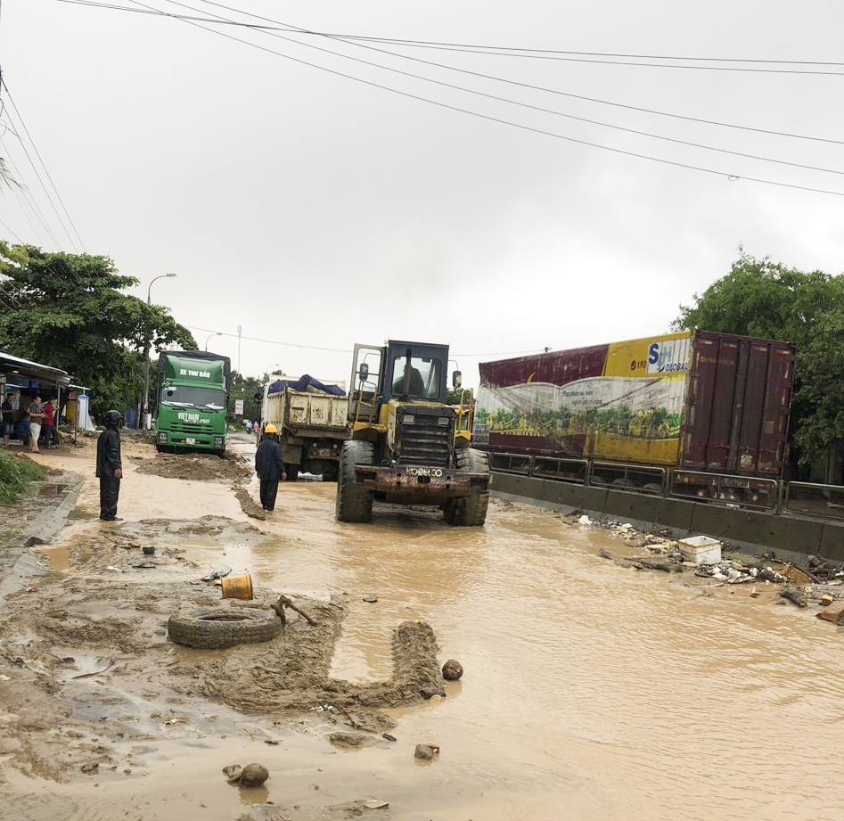 Quốc lộ 1 đoạn qua Cam Ranh tê liệt hoàn toàn