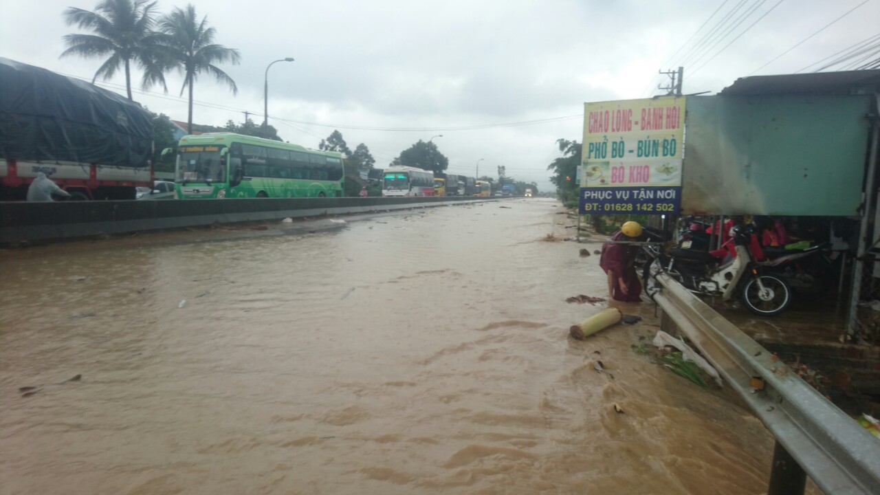 Nước ngập sâu nhieuf đoạn