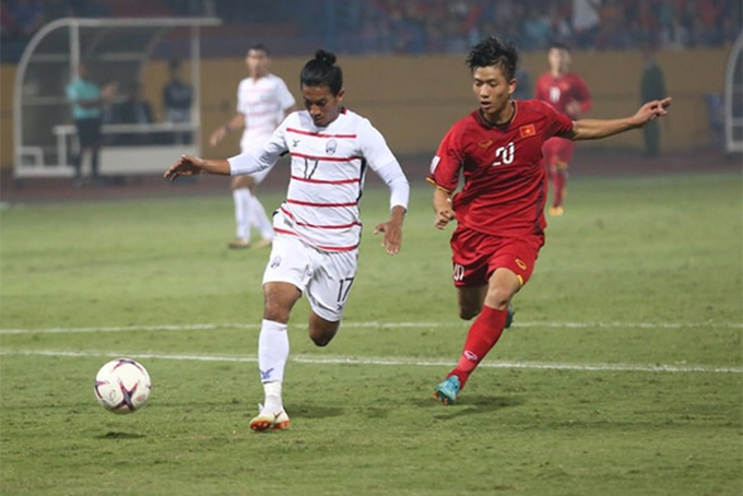 Forward Van Duc (red jersey) performs well in match with Cambodia