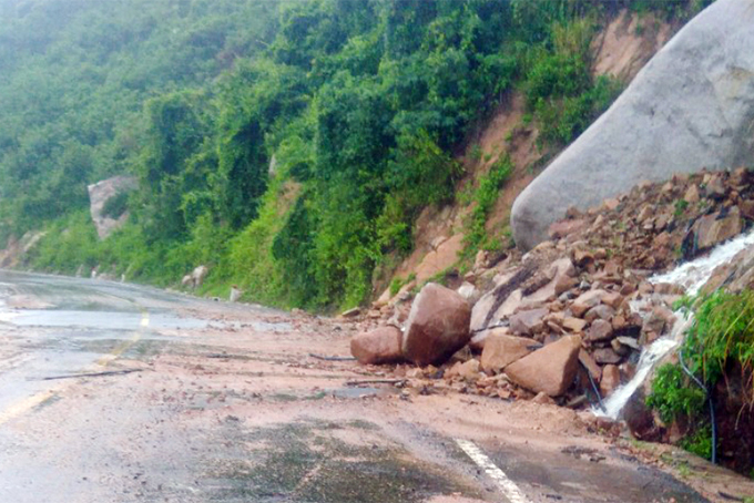 Đường Nha Trang - Đà Lạt lại bị sạt lở nghiêm trọng