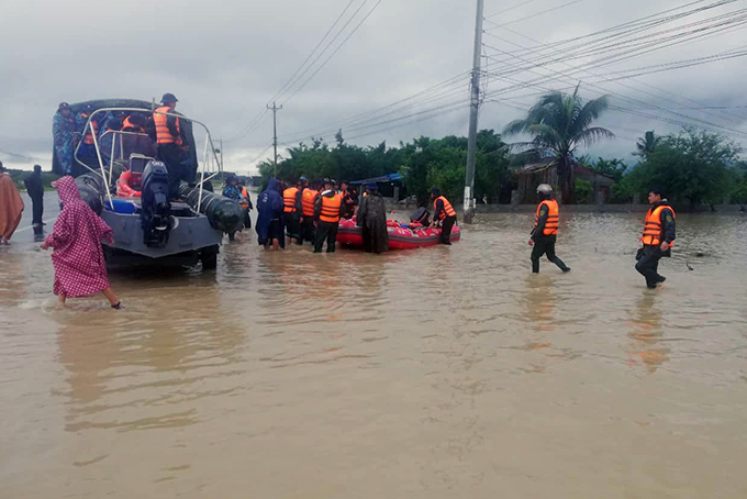 Cam Ranh: Mưa lớn gây ngập nặng nhiều nơi