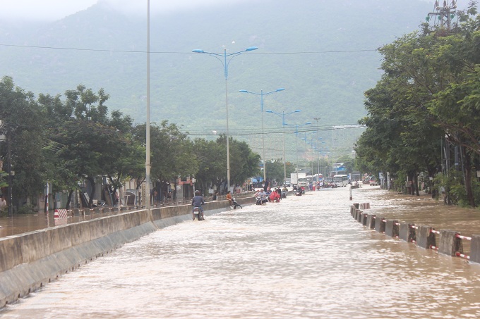 Đường đi Sân bay Cam Ranh bị ngập cục bộ