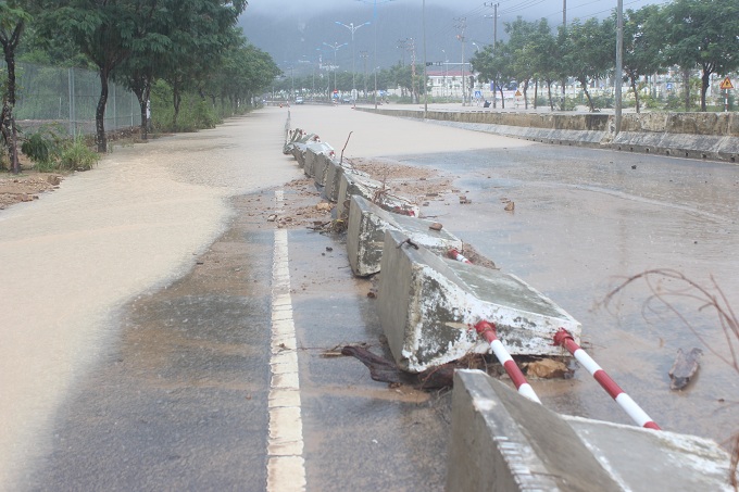 Sạt lở, ngập lụt trên nhiều tuyến giao thông