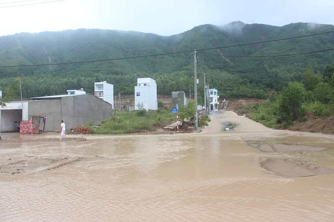 Nước từ trên núi Hòn Rớ chảy xuống đường Nguyễn Tất Thành, xã Phước Đồng, Nha Trang.